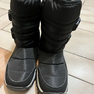 Snow boots size 2